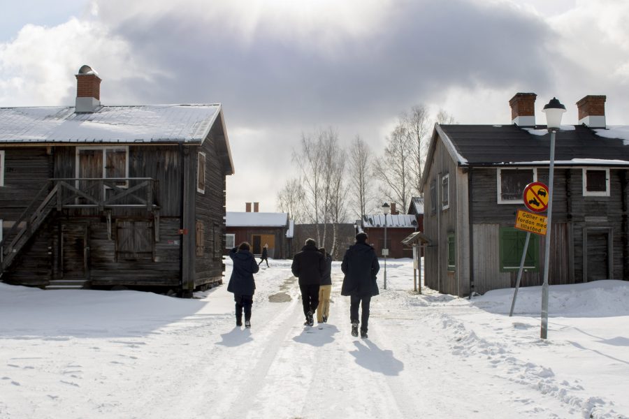 Människor går bland hus i Skellefteå