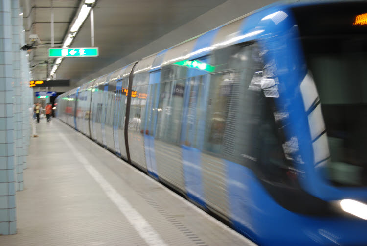 Konstnärliga perspektiv i hanteringen av tunnelbanans restmassor. Foto på tåg i Stockholms tunnelbana.