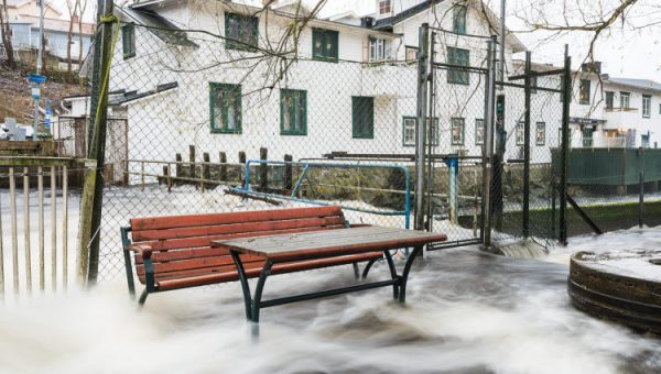 Stora mängder regn kan orsaka översvämning. Bild på översvämning i en stad.