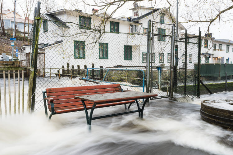 Stora mängder regn kan orsaka översvämning. Bild på översvämning i en stad.