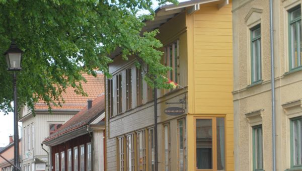 Hus längs en gata i stadsmiljö.