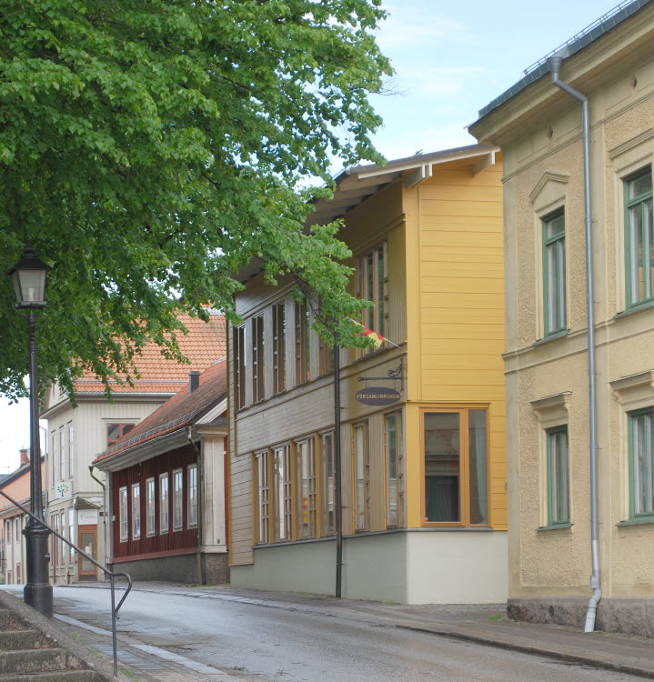 Hus längs en gata i stadsmiljö.