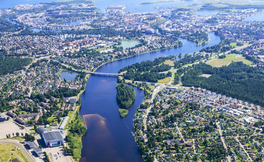 flygbild över stad, skog och vatten