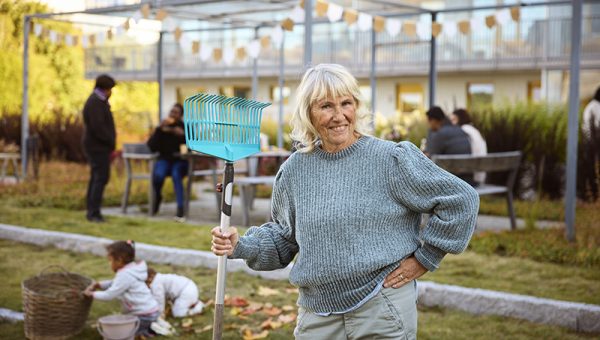 människor jobbar i gemensam trädgård